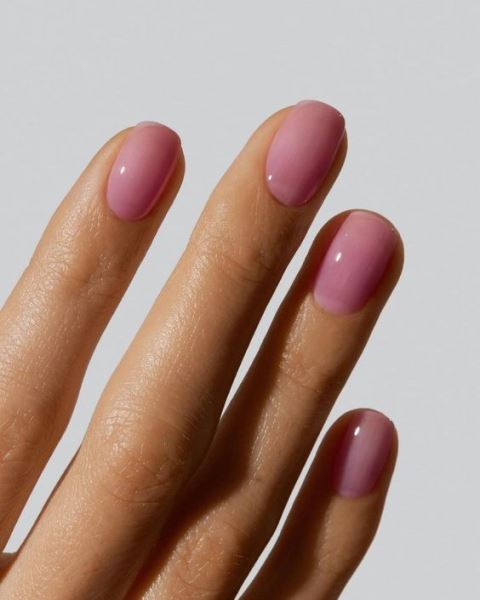 Ногти в оттенке жевательной резинки – самый женственный маникюр этой весны
