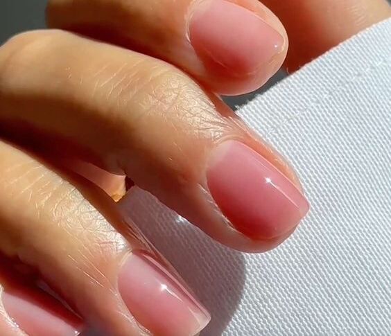 Ногти в оттенке жевательной резинки – самый женственный маникюр этой весны