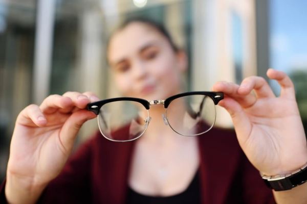 Врачи объяснили, могут ли очки ухудшить зрение