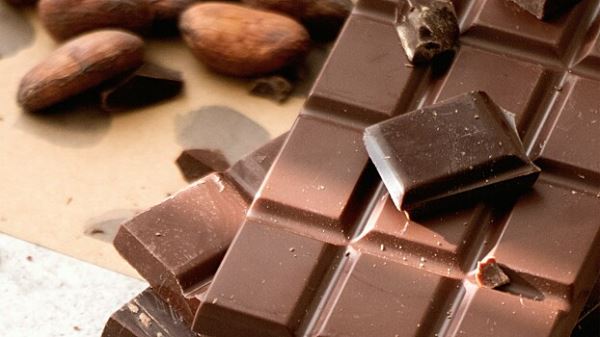 Диетолог Лазуренко назвала горький шоколад полезным при похудении десертом