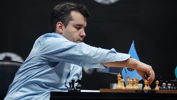 Шахматист Непомнящий сыграл вничью с Накамурой на турнире претендентов