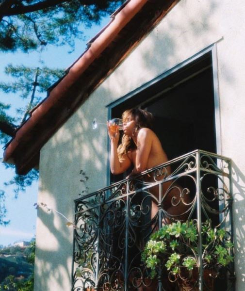 «Я делаю, что хочу»: 56-летняя Холли Берри обнаженная позирует на балконе